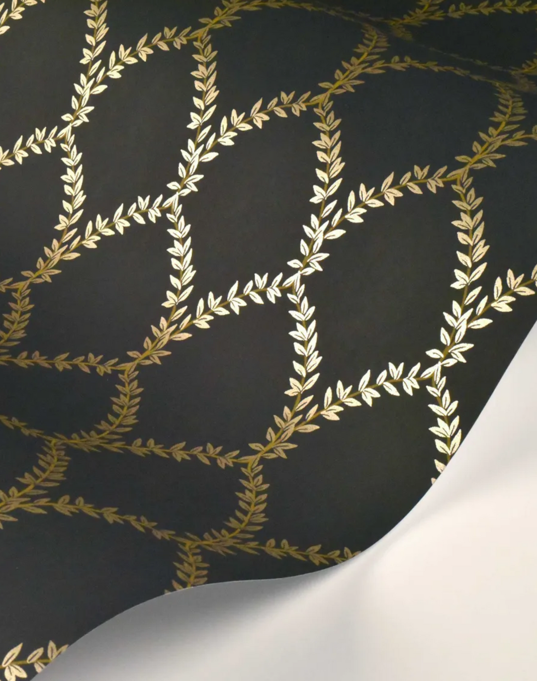 Laurel, Metallic Gold & Black RI5177