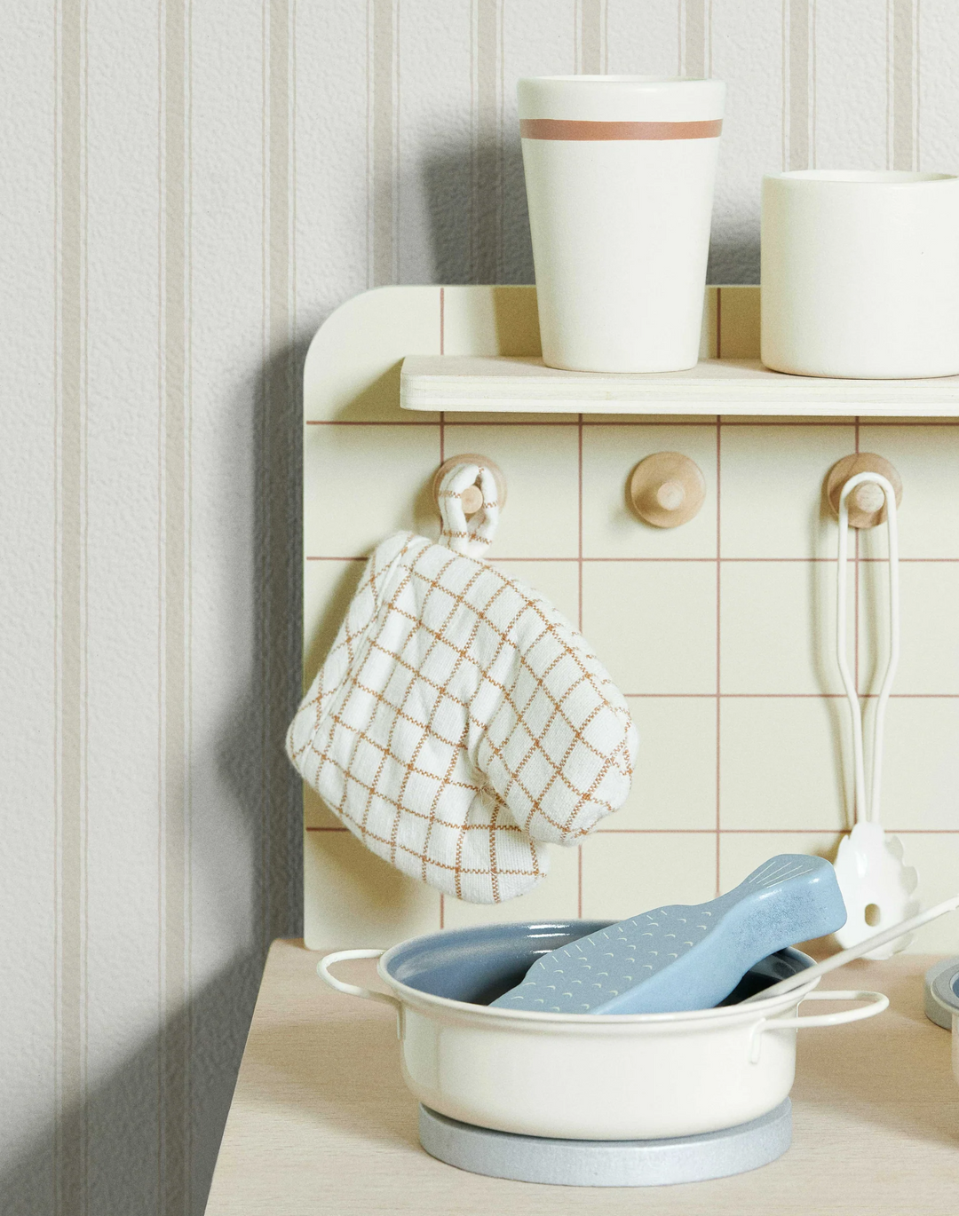 Moulding Line, Pale Cream