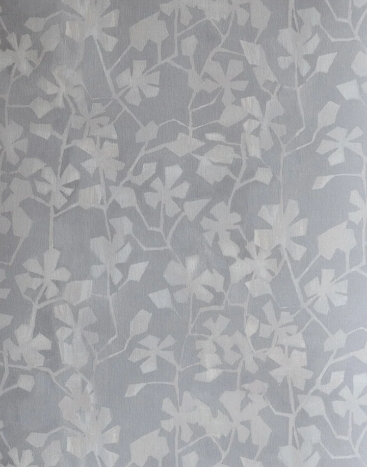 Vinca, Grey Garden - Cotton Wallpaper